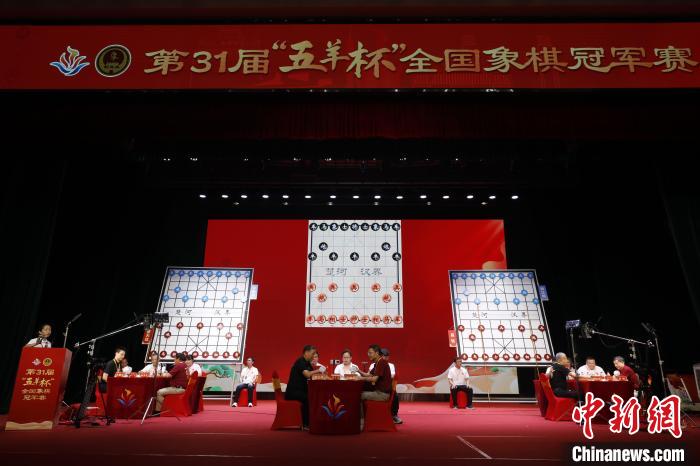 广州文化公园灯影下，第